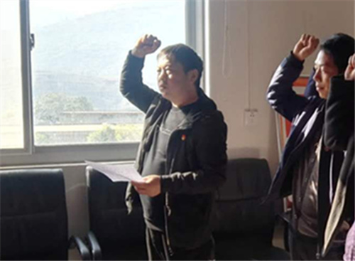 张利杰（左一）带领重温入党誓词_副本.jpg